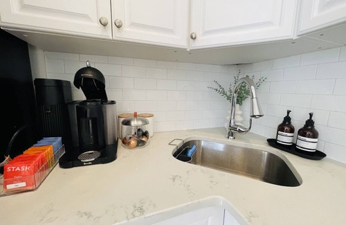 Historic Downtown Apartment | VAN VORST HOUSE - Modern 1BR Apt. Minutes to NYC
