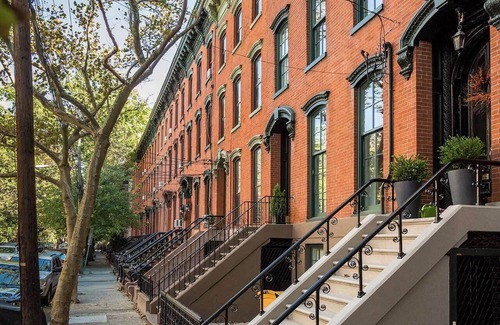 Historic Downtown Apartment | VAN VORST HOUSE Top Floor 1 Bedroom Apt 20 Mins to NYC