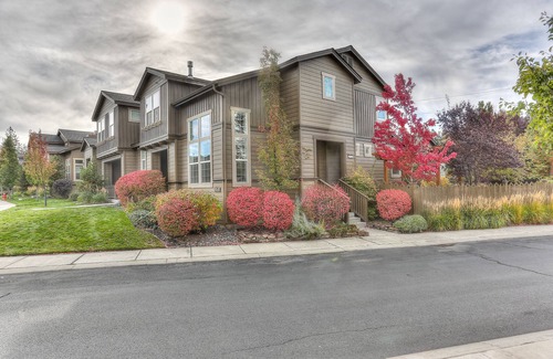Southern Crossing House | Vantage Point 3 Bedroom Townhouse by RedAwning