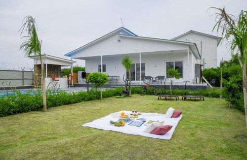 Noida Villa | Vashisht Villa Pet-friendly 3-BHK Farmhouse With Private Pool, Garden & Bar