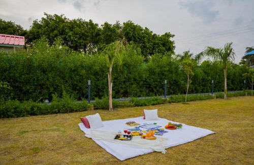 Noida Villa | Vashisht Villa Pet-friendly 3-BHK Farmhouse With Private Pool, Garden & Bar