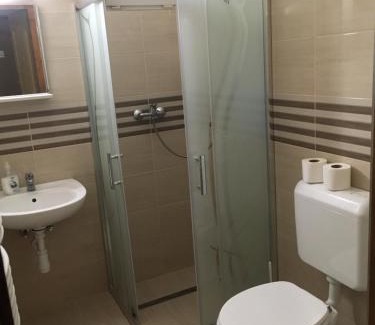 Komarom House | Vasmacska Panzió