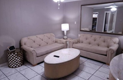 Memphis House | Vast East Memphis 12 Beds Near Elvis Presley