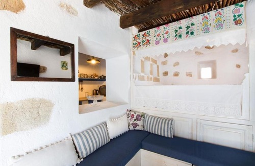 Menetai House | Vatha Traditional Cottage with a view