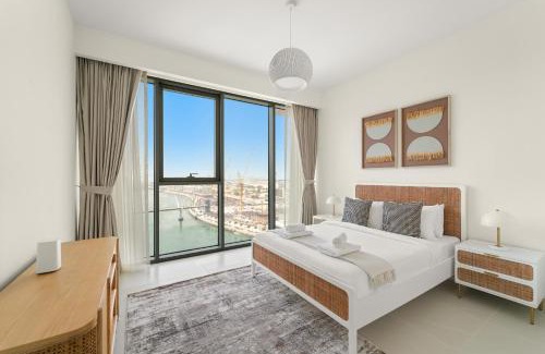 Al Safa Apartment | VayK - Stylish Canal-Front 2BR with Maid`s Room