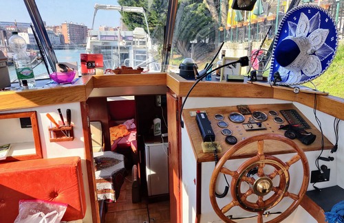 Joinville-le-Pont Boat Rental | Vedette Hollandaise sur la Marne, au Charmant Port de Joinville Près de Paris