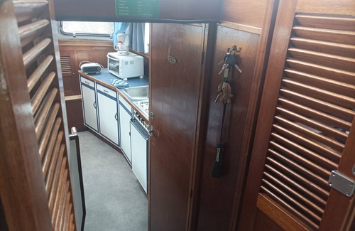 Redon Boat Rental | Vedette hollandaise 9m a quai a l'entrée de Redon