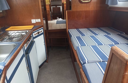 Redon Boat Rental | Vedette hollandaise 9m a quai a l'entrée de Redon