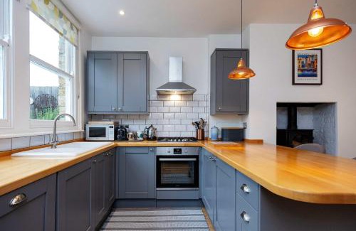 Hammersmith and Fulham Apartment | Veeve - Tantalising in Teal
