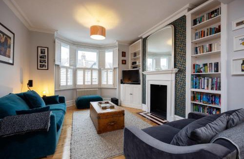 Hammersmith and Fulham Apartment | Veeve - Tantalising in Teal