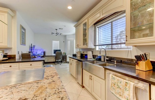 Sunrise Manor House | Vegas Retreat 4BR W/Large Pool & Yard!