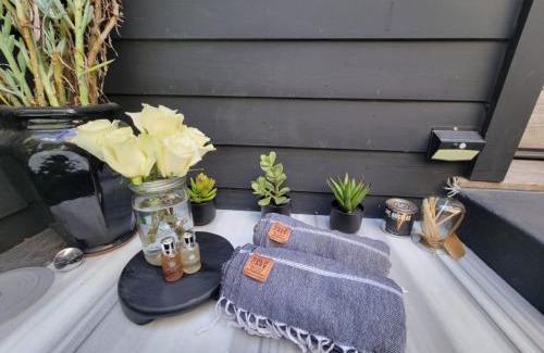 Venice Apartment | Venice Beach Bungalow by ArtSpace Locations