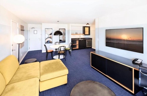 Venice Hotel | Venice Beach Style | 3 Suites w/Balcony | Kitchen | Rooftop | Free Breakfast