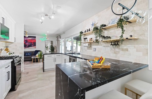 Winchester House | VENICe Villa Home - 8 Min from Strip with pool
