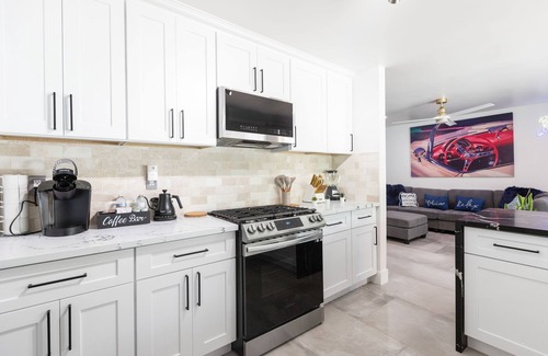 Winchester House | VENICe Villa Home - 8 Min from Strip with pool