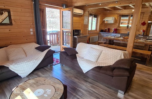 Venosc Ski Chalet | VENOSC VILLAGE Chalet "LE MELGUEIL" 3 */10 pers gondola 300m jacuzzi wifi