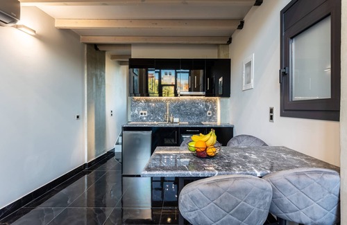 Anatolikos Sinikismos Apartment | Ventiri Lofts - Luxury Duplex w Private Garden