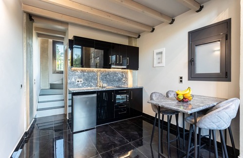 Anatolikos Sinikismos Apartment | Ventiri Lofts - Luxury Duplex w Private Garden