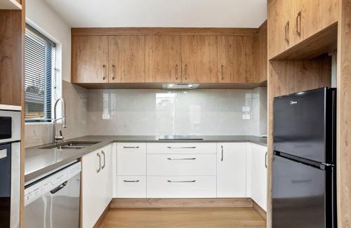 Mangere House | Ventura Delight Townhouse with Parking and Patio