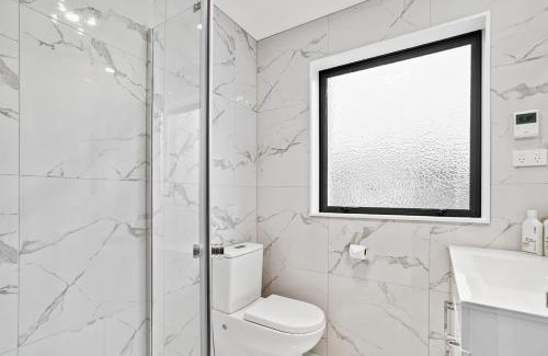 Mangere House | Ventura Delight Townhouse with Parking and Patio