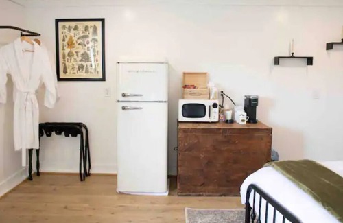 Grafton Cottage | Vermont Sugar House Guesthouse for Glamping