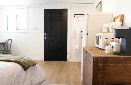 Grafton Cottage | Vermont Sugar House Guesthouse for Glamping