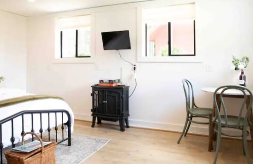 Grafton Cottage | Vermont Sugar House Guesthouse for Glamping