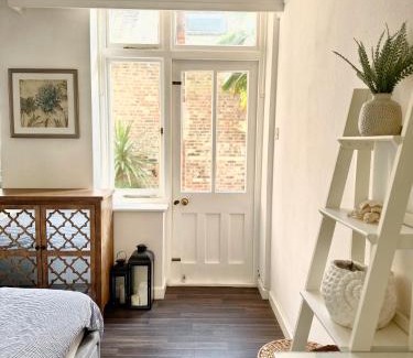 Bournemouth City Centre Apartment | Verulam Palms - Private Garden & Parking