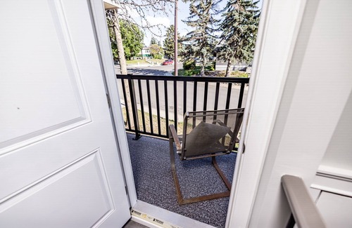 Calgary House | Very central Full renovated in Aug 2024 rare find pet friendly 2 min from hwy1