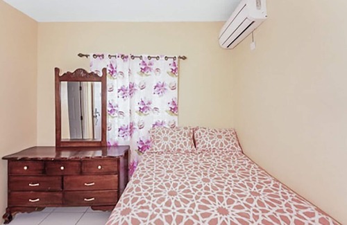 Gordon Town Hotel | Very cozy, clean, close to Bob Marley Beach, Cane River Falls & close to airport