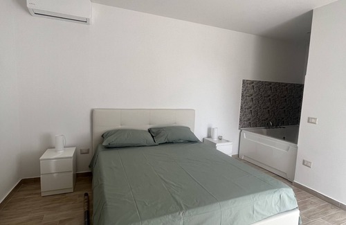 Ercolano Bed & Breakfast | Vesuvio 65 Suite with in-room whirlpool tub