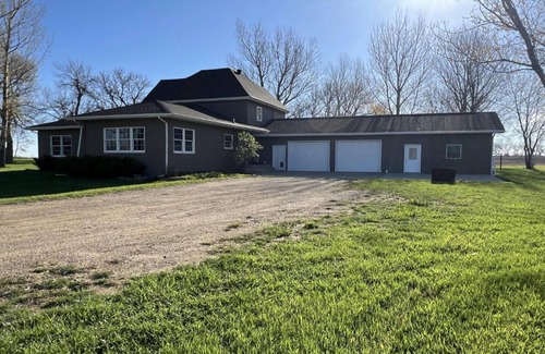 Waubay House | Veteran Owned Spacious 5-bedroom house with WiFi, AC in fabulous Waubay