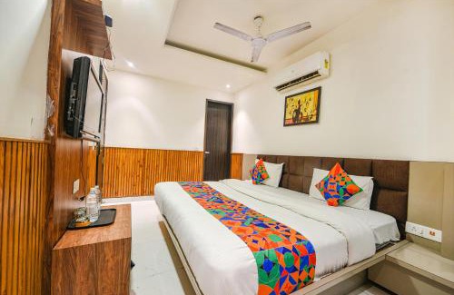 Azadpur Hotel | Via Shri Sai DX - Nr Adarsh Nagar Metro