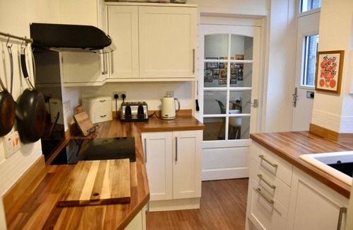 Dunfermline Apartment | Vibrant 1BD flat with Garden in Dunfermline, Fife
