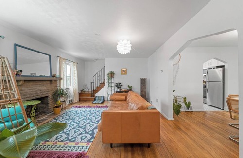 Pittsburgh House | Vibrant 2-bedroom house with WiFi, AC in wonderful walkable Aspinwall