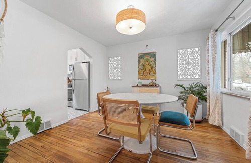 Pittsburgh House | Vibrant 2-bedroom house with WiFi, AC in wonderful walkable Aspinwall
