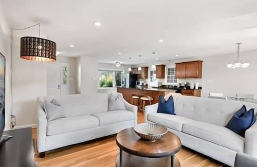 Tysons House | Vibrant | 4 bedroom | In heart of Tyson's Corner