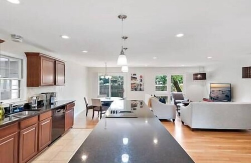 Tysons House | Vibrant | 4 bedroom | In heart of Tyson's Corner