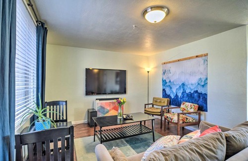 Montgomery Park House | Vibrant ABQ Adobe Den Mtn Views, Walk to Park!