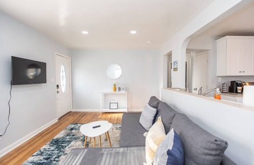 Norfolk House | ⭐️Vibrant Beach Bungalow King Bed⭐️