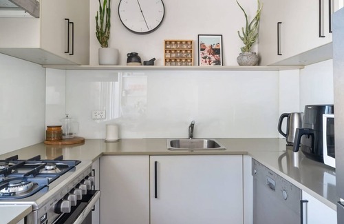Freshwater Apartment | Vibrant Beachside Retreat 2BR Unit in Freshwater