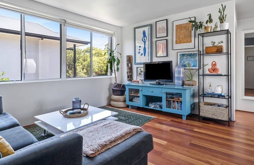 Freshwater Apartment | Vibrant Beachside Retreat 2BR Unit in Freshwater