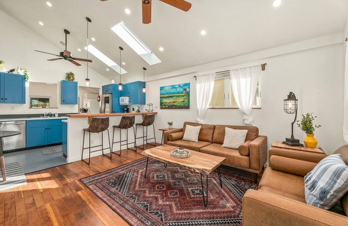 Martinez Park House | Vibrant Downtown Bungalow – Walk Everywhere!