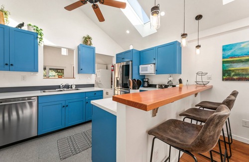 Martinez Park House | Vibrant Downtown Bungalow – Walk Everywhere!