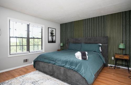 Snellville House | Vibrant Family Retreat~Sleeps 8~2 Kings~ Game Room