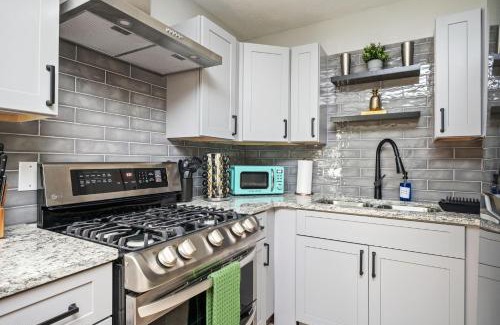Snellville House | Vibrant Family Retreat~Sleeps 8~2 Kings~ Game Room