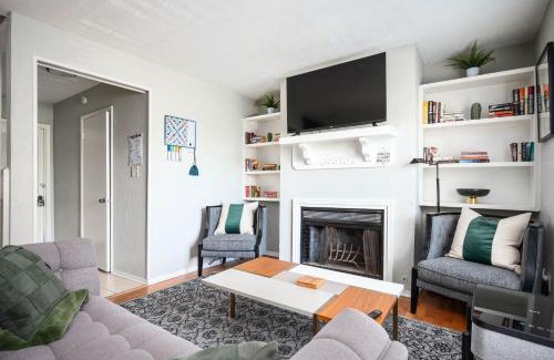 Snellville House | Vibrant Family Retreat~Sleeps 8~2 Kings~ Game Room