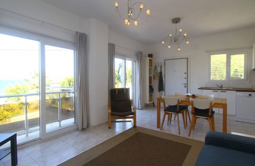 Dalyan Mahallesi Apartment | Vibrant Flat with Sea View near Sea in Cesme