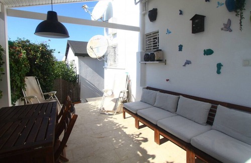 Dalyan Mahallesi Apartment | Vibrant Flat with Sea View near Sea in Cesme