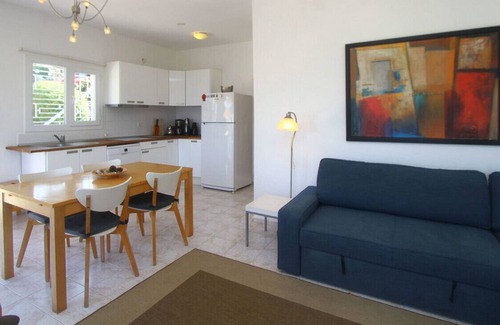 Dalyan Mahallesi Apartment | Vibrant Flat with Sea View near Sea in Cesme
